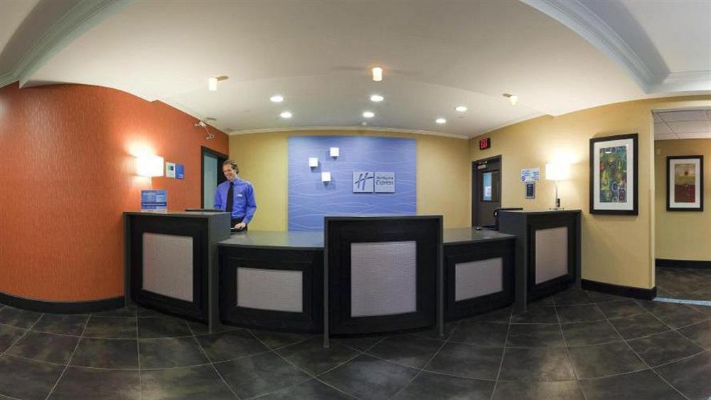 Holiday Inn Express Hotel & Suites North Kansas City By Ihg Bagian luar foto