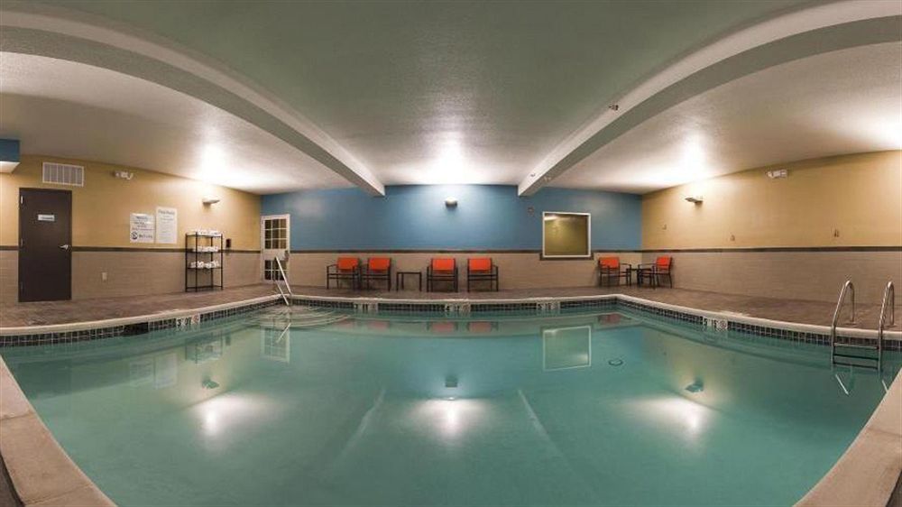 Holiday Inn Express Hotel & Suites North Kansas City By Ihg Bagian luar foto