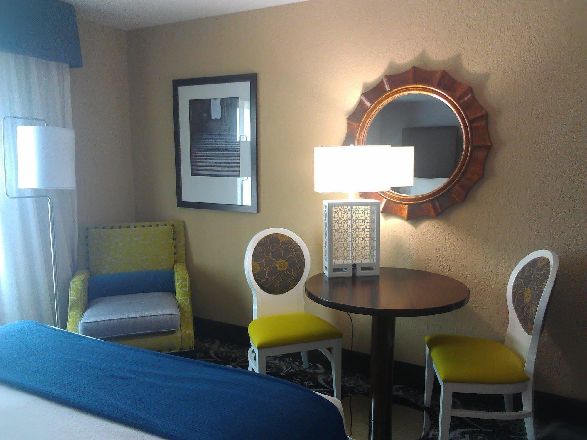 Holiday Inn Express Hotel & Suites North Kansas City By Ihg Bagian luar foto