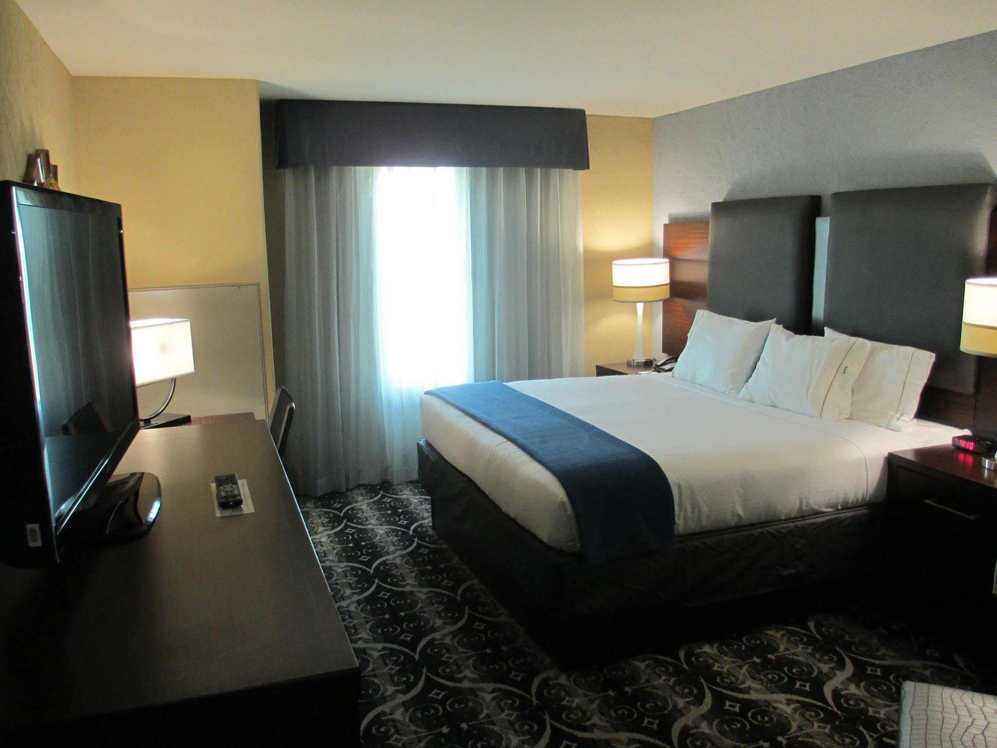Holiday Inn Express Hotel & Suites North Kansas City By Ihg Bagian luar foto