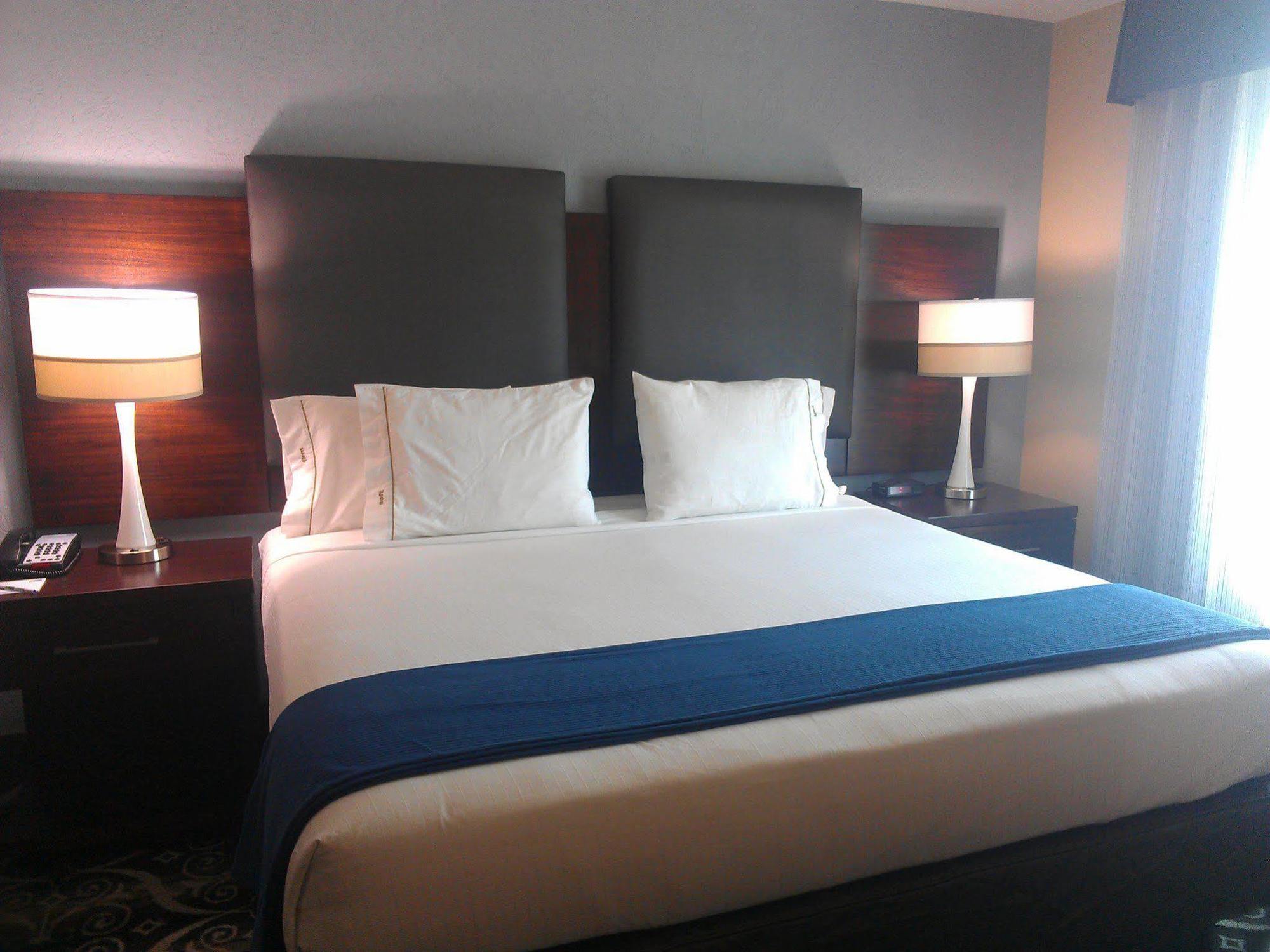 Holiday Inn Express Hotel & Suites North Kansas City By Ihg Bagian luar foto