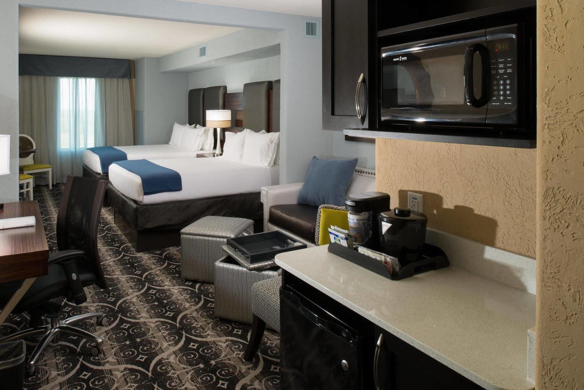 Holiday Inn Express Hotel & Suites North Kansas City By Ihg Bagian luar foto