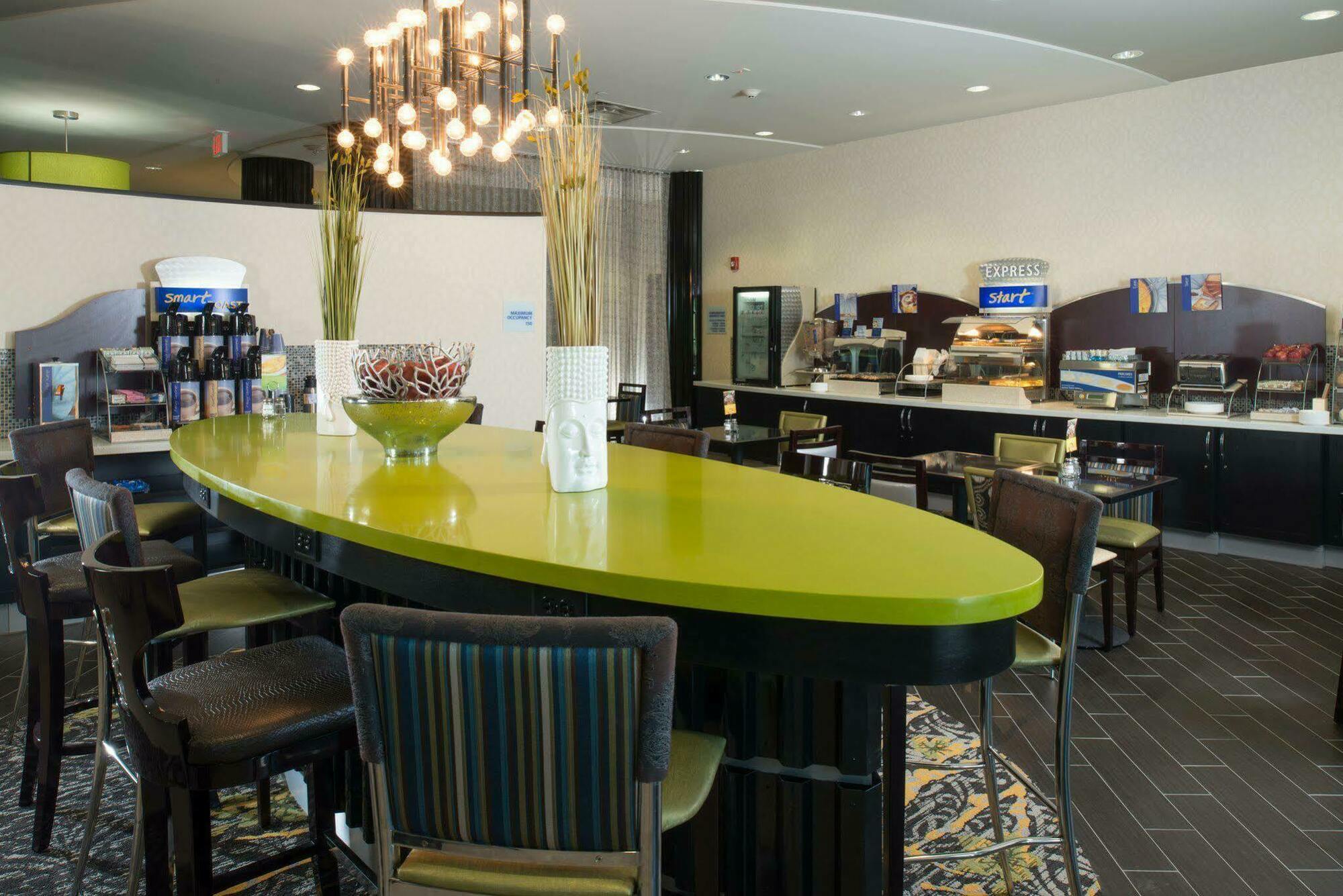 Holiday Inn Express Hotel & Suites North Kansas City By Ihg Bagian luar foto