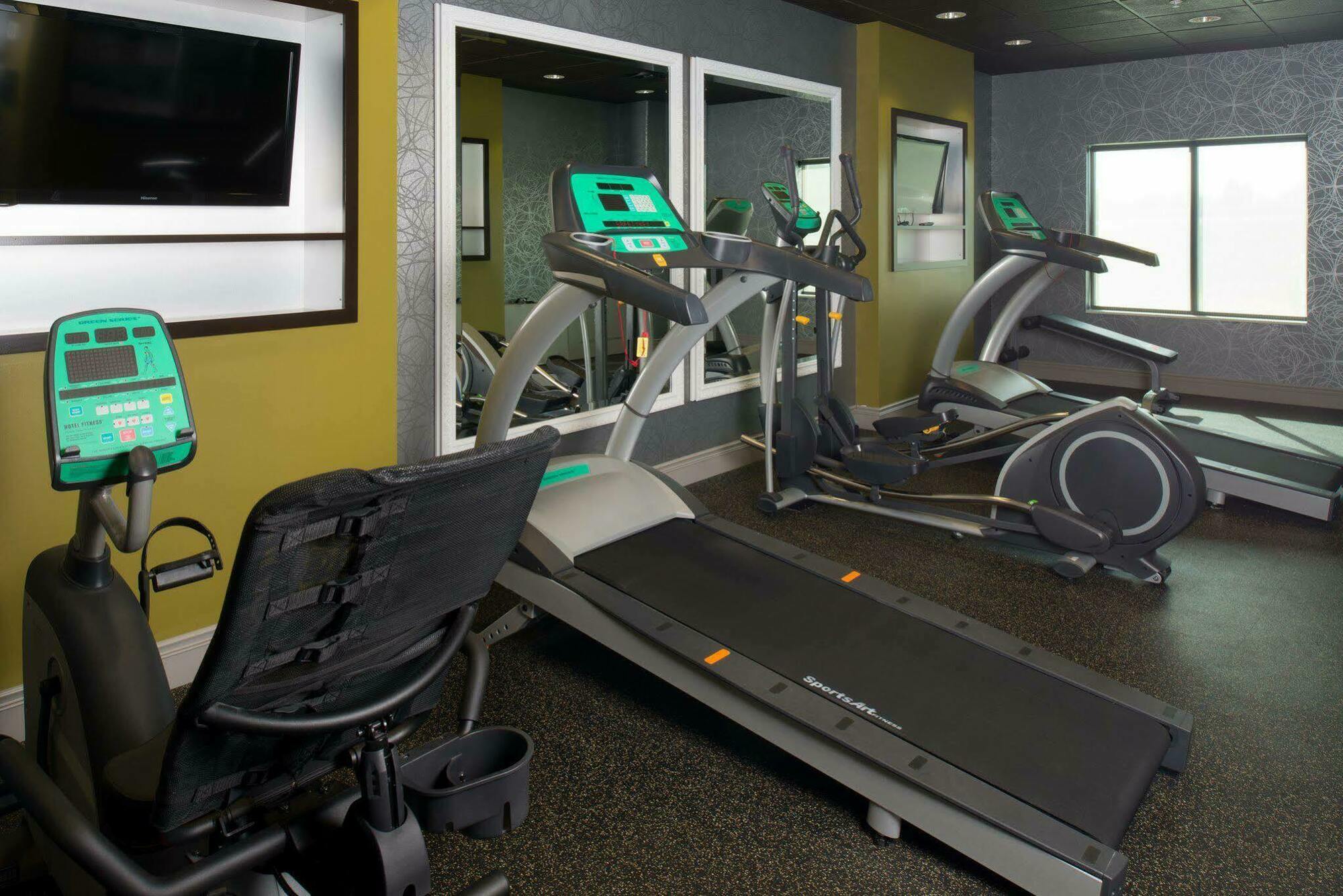 Holiday Inn Express Hotel & Suites North Kansas City By Ihg Bagian luar foto
