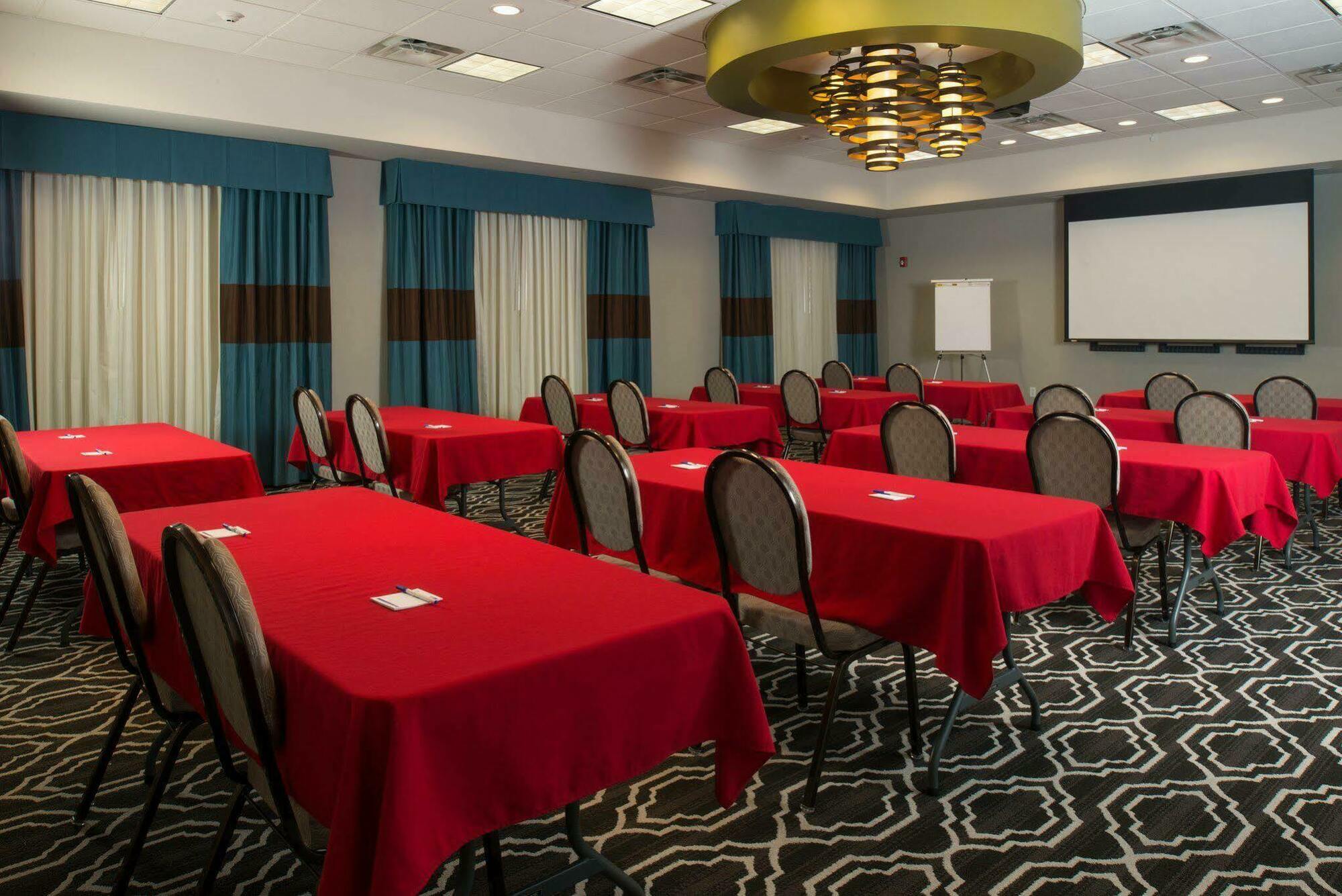 Holiday Inn Express Hotel & Suites North Kansas City By Ihg Bagian luar foto