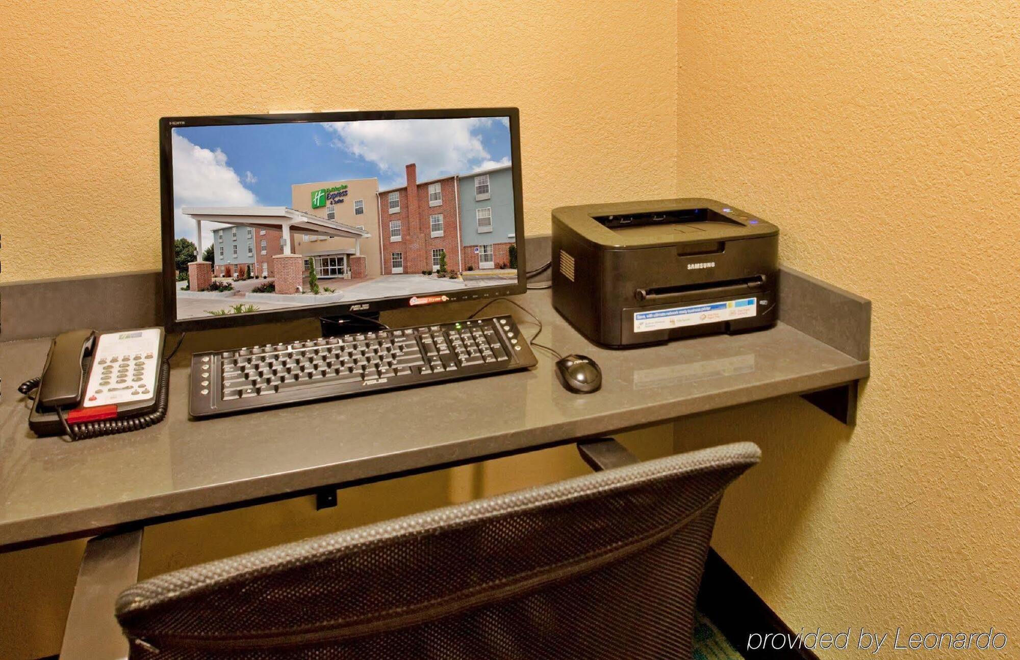 Holiday Inn Express Hotel & Suites North Kansas City By Ihg Bagian luar foto