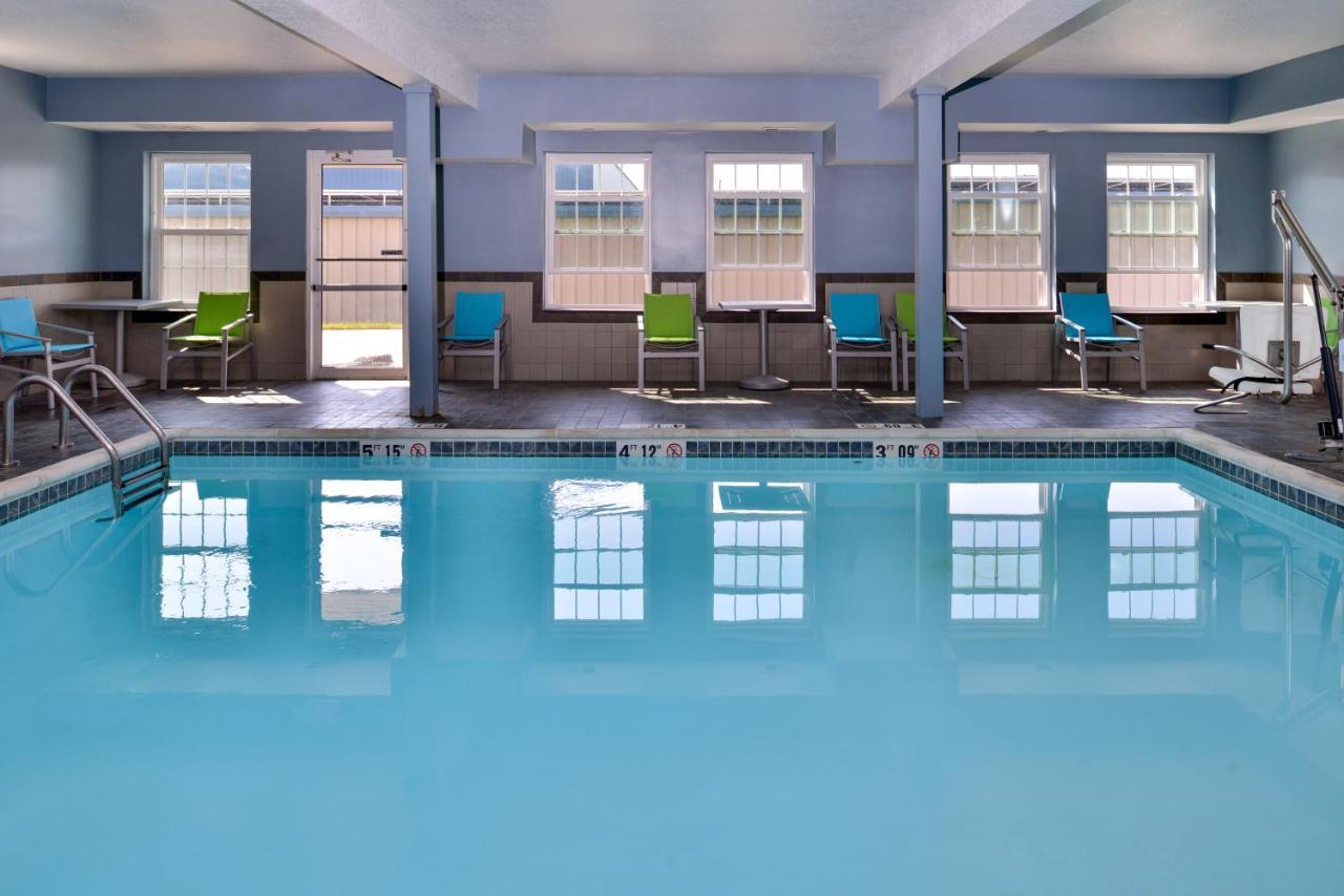 Holiday Inn Express Hotel & Suites North Kansas City By Ihg Bagian luar foto