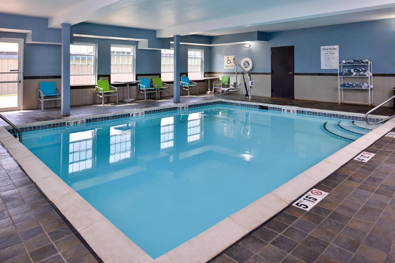 Holiday Inn Express Hotel & Suites North Kansas City By Ihg Bagian luar foto