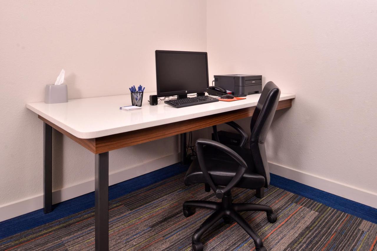 Holiday Inn Express Hotel & Suites North Kansas City By Ihg Bagian luar foto
