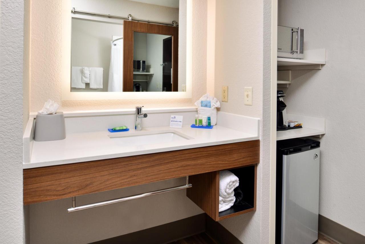 Holiday Inn Express Hotel & Suites North Kansas City By Ihg Bagian luar foto