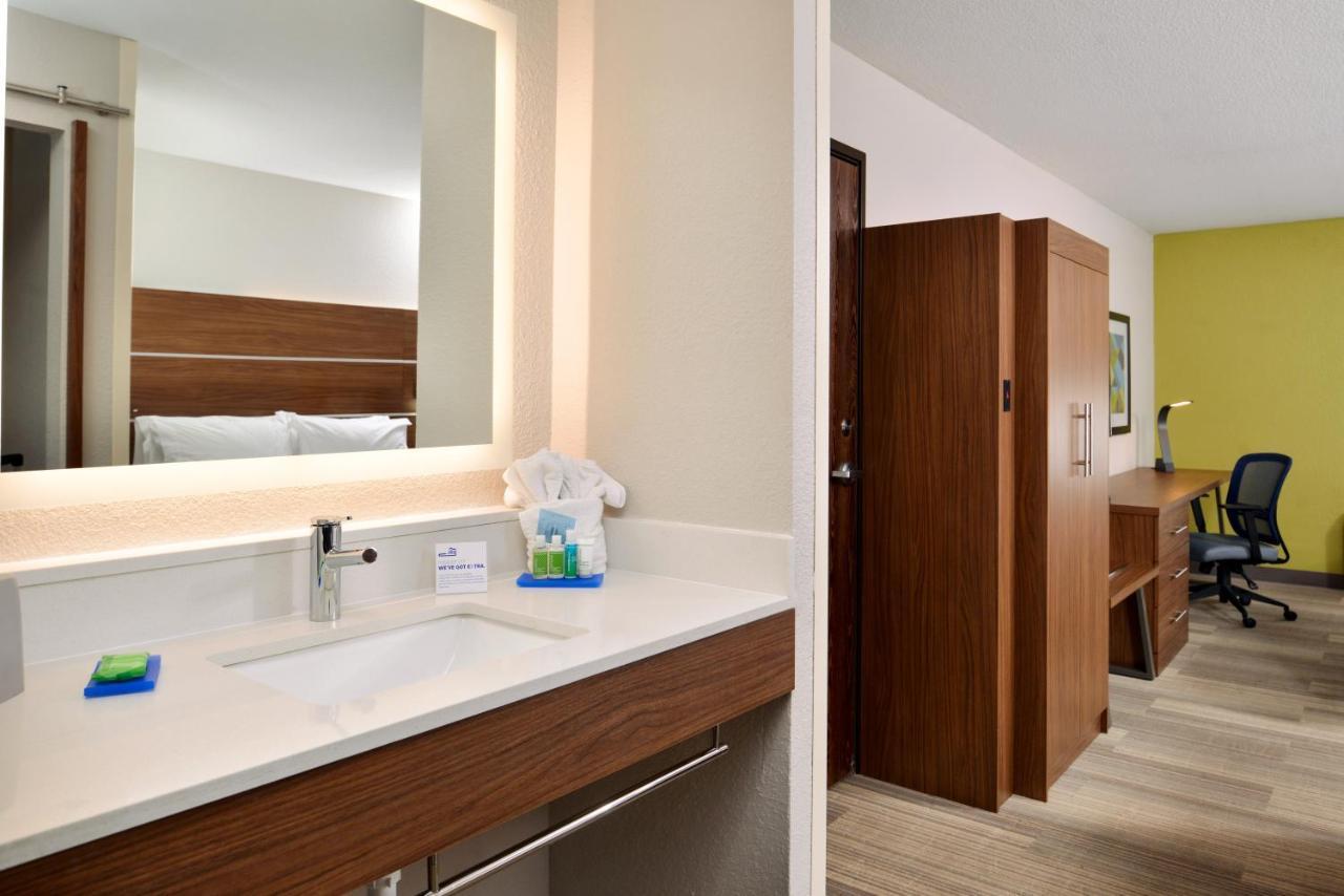 Holiday Inn Express Hotel & Suites North Kansas City By Ihg Bagian luar foto