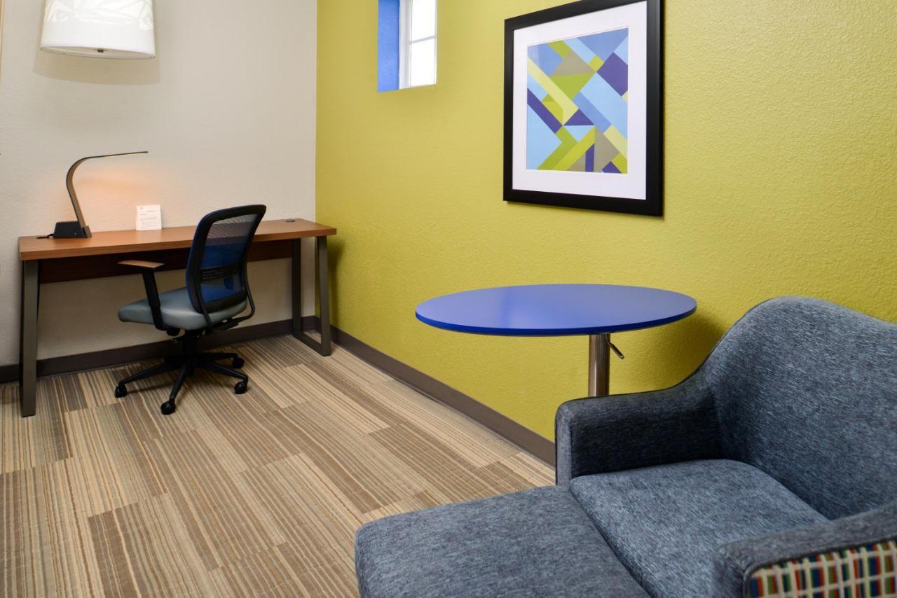 Holiday Inn Express Hotel & Suites North Kansas City By Ihg Bagian luar foto