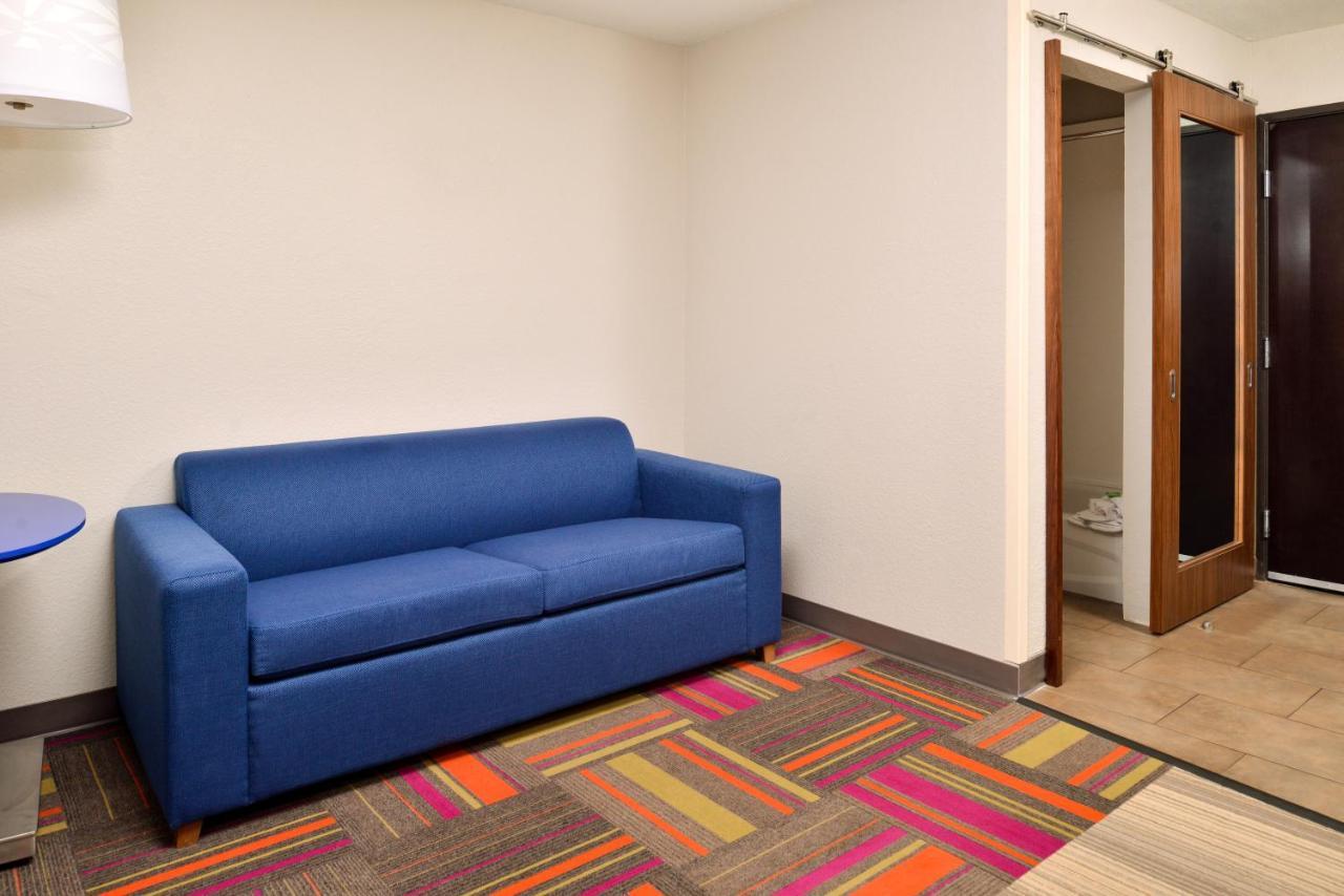 Holiday Inn Express Hotel & Suites North Kansas City By Ihg Bagian luar foto