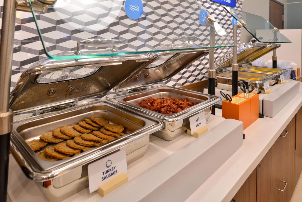 Holiday Inn Express Hotel & Suites North Kansas City By Ihg Bagian luar foto