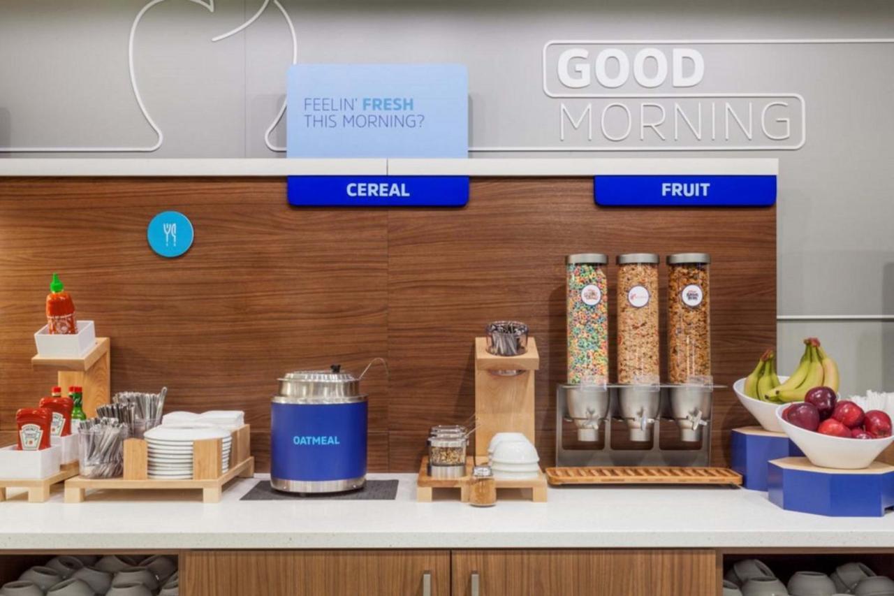 Holiday Inn Express Hotel & Suites North Kansas City By Ihg Bagian luar foto